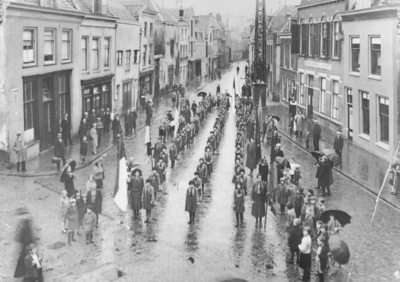 876724 Afbeelding van een geüniformeerde meisjesgroep van het Franciscus Liefdewerk, St. Franciscushuis (Oudegracht 23) ...